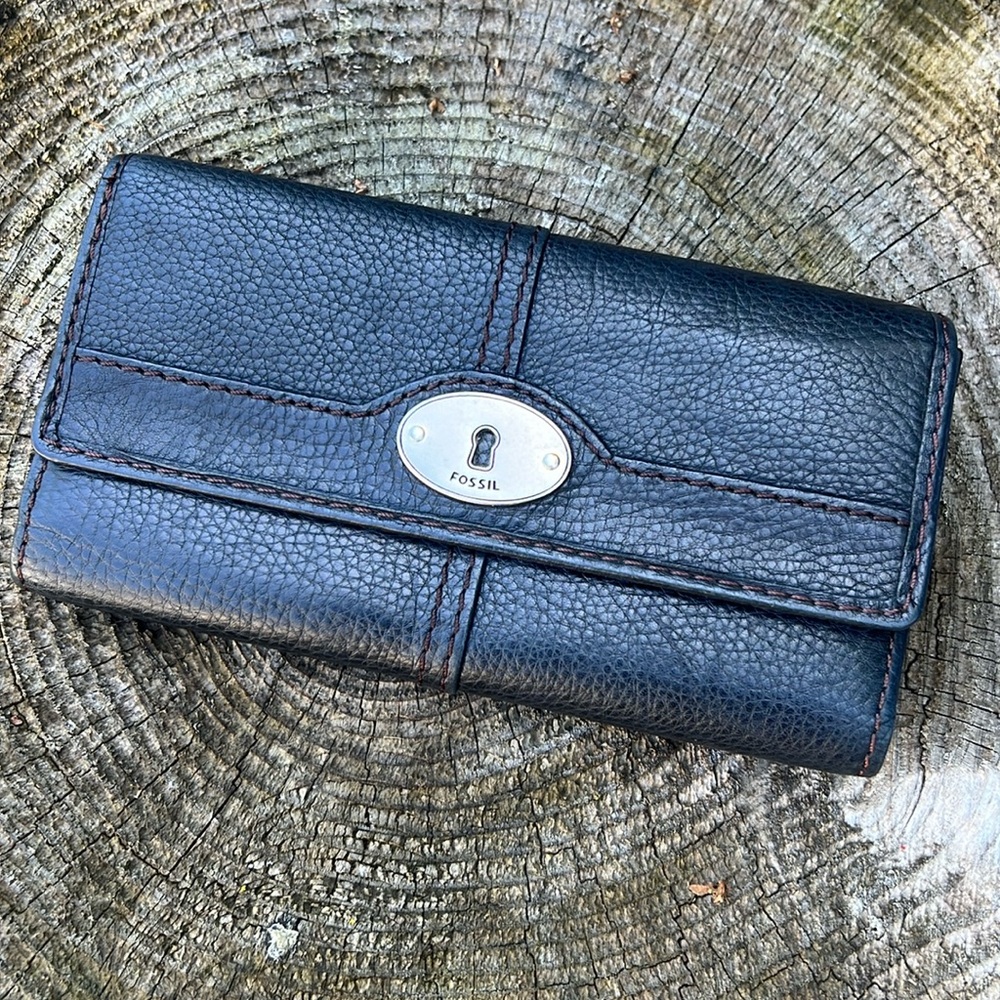 Black FOSSIL Pebbled Leather Bifold Wallet 🩶